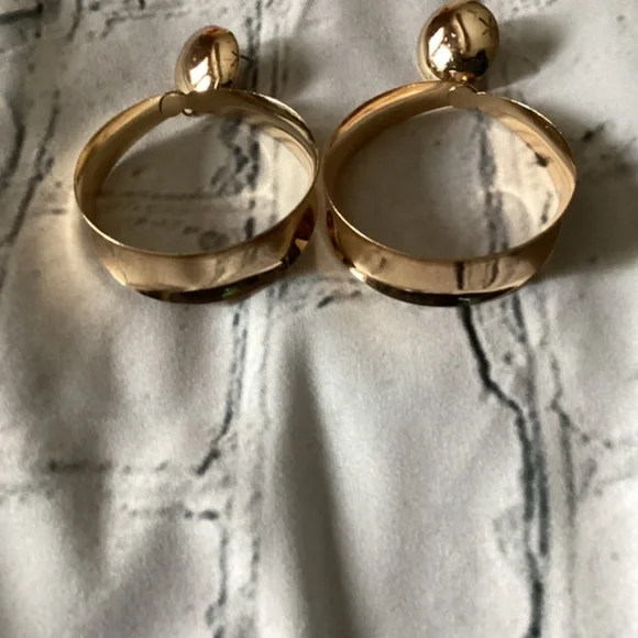 Loop EARRINGS - Picture 3 of 3